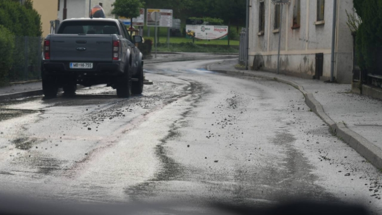 FOTO in VIDEO Poplavljene kleti uničene ceste občani pa domov s