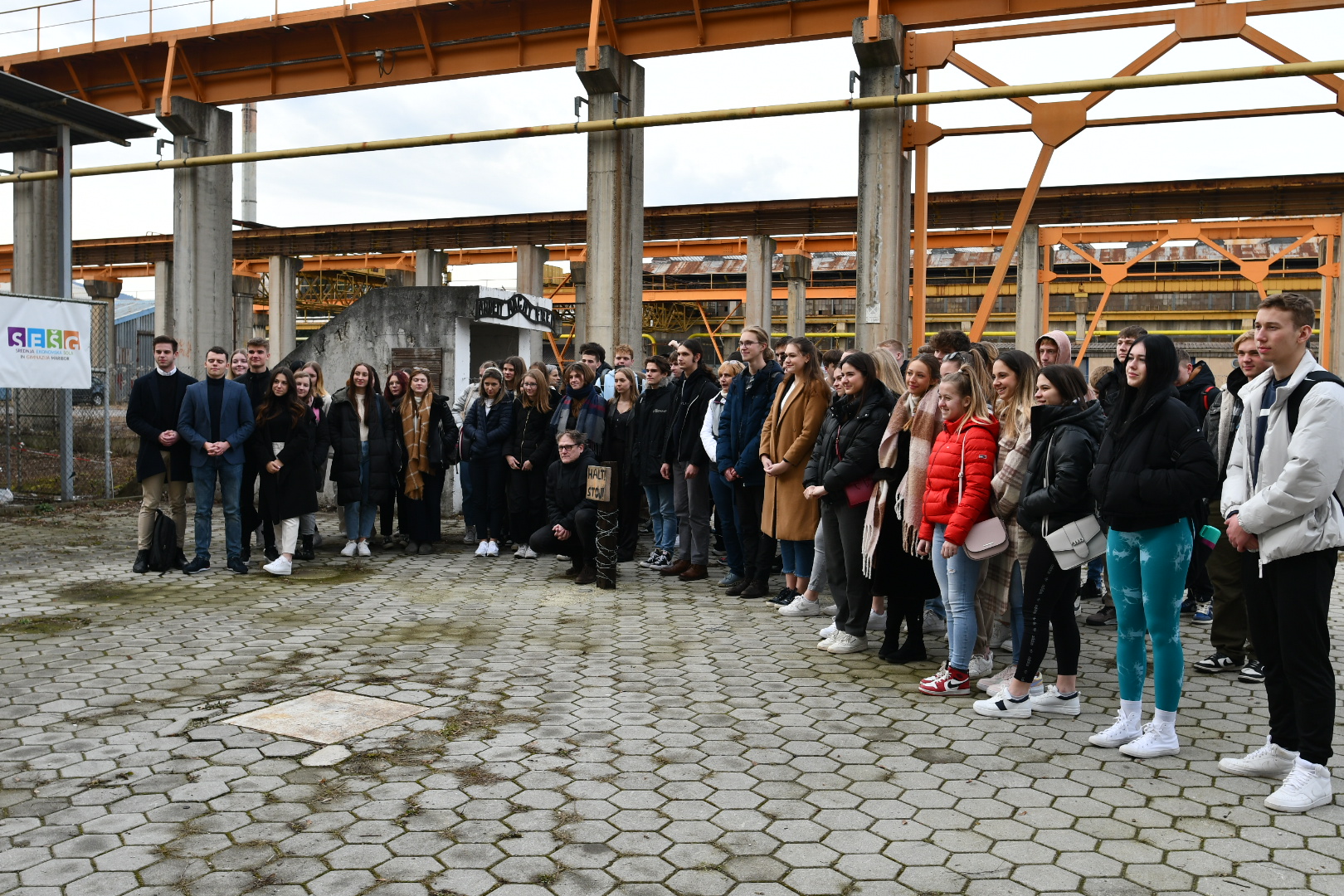 FOTO: V Društvu UP-ornik Dijakinje In Dijake Opozorili Na Grozote ...